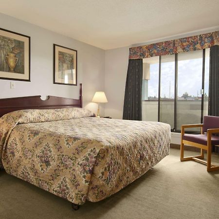 Hotel Super 8 By Wyndham Red Deer Esterno foto
