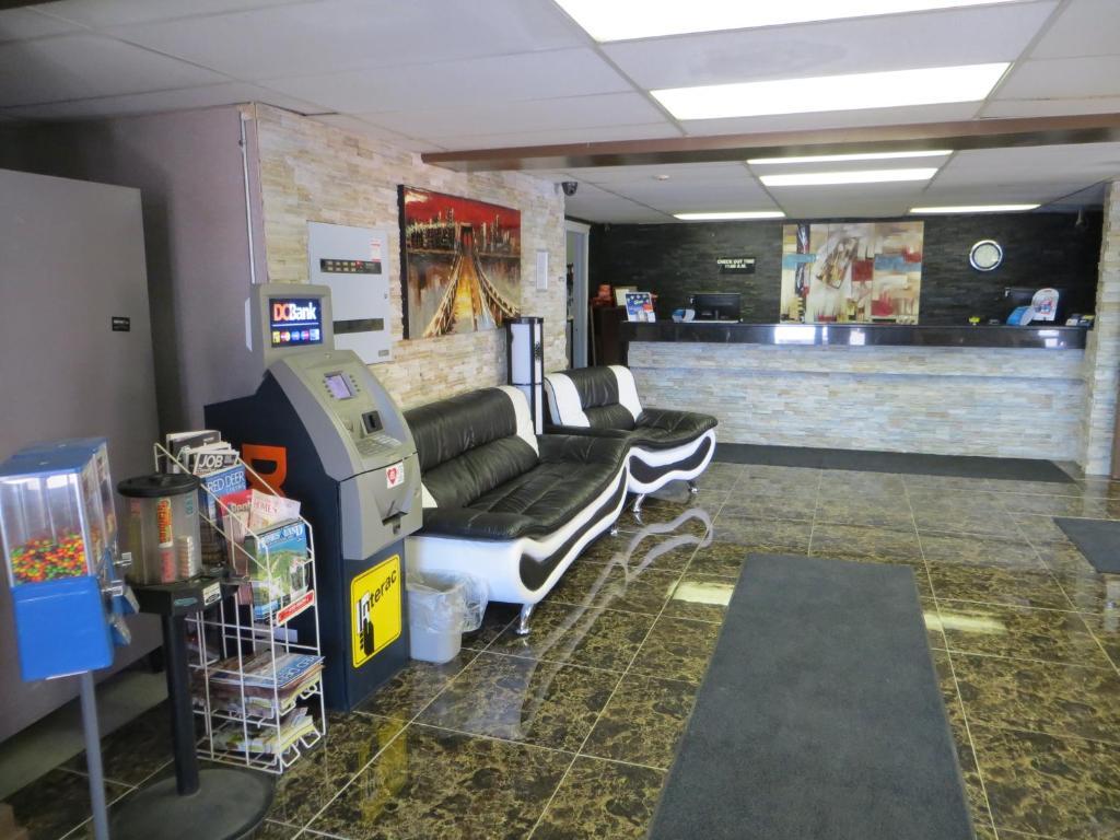 Hotel Super 8 By Wyndham Red Deer Esterno foto