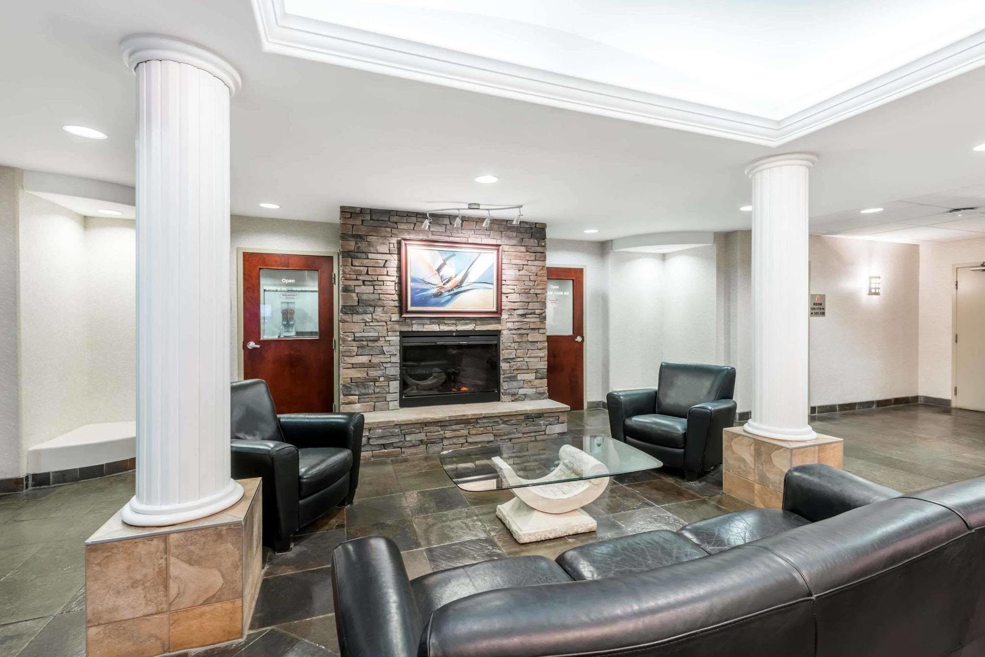 Hotel Super 8 By Wyndham Red Deer Esterno foto