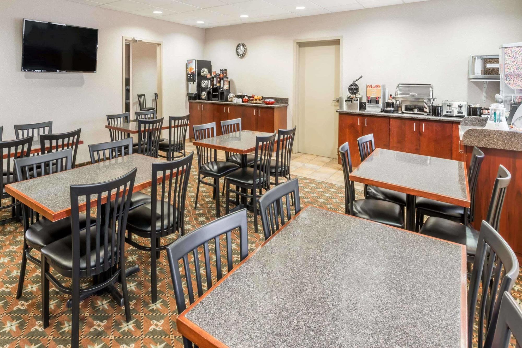 Hotel Super 8 By Wyndham Red Deer Esterno foto