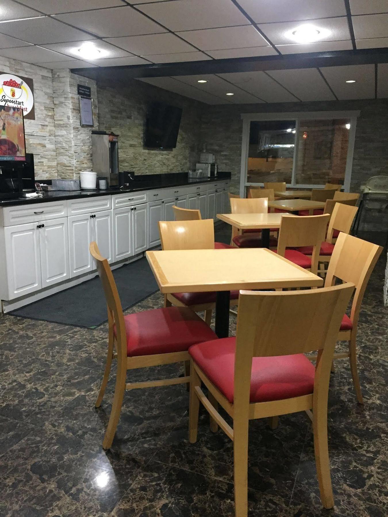 Hotel Super 8 By Wyndham Red Deer Esterno foto