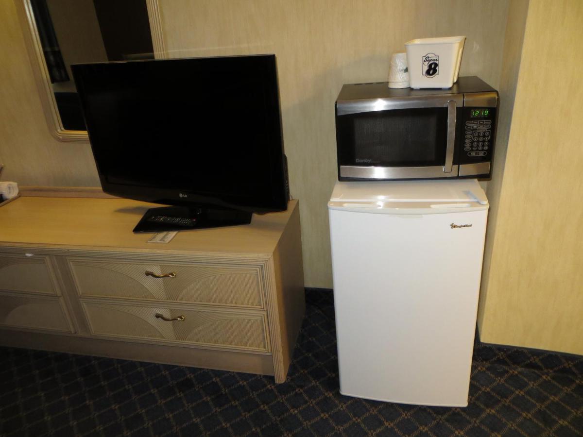 Hotel Super 8 By Wyndham Red Deer Esterno foto